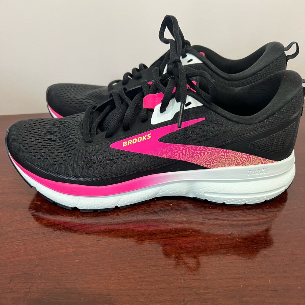 BRAND NEW Brooks Trace 3 tennis shoes size 10